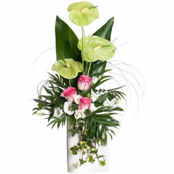 Arrangement moderne en hauteur avec anthurium, roses, lisianthus et feuillage livraison a Cotterd