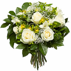 Bouquet rond de roses blanches décoré de petites fleurs blanches et jaunes accompagné de verdure