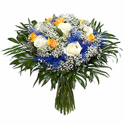 Bouquet de roses blanches et jaunes avec petites fleurs blanches et verdure, décoré de ruban bleu