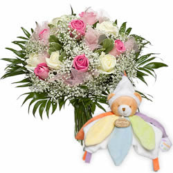 Bouquet de roses rose et blanches avec petites fleurs blanches et verdure, décoré de rubans rose avec doudou câlin d'une taille de 20 cm et composé de livraison a Versoix