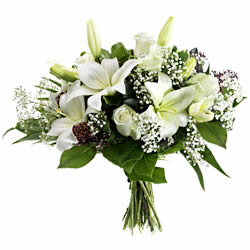 Bouquet rond aux tons blancs et verts avec des lys et autres fleurs de saison garni de verdure livraison a Cotterd