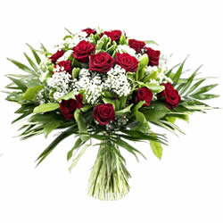 Bouquet rond de roses rouges à tiges courtes avec décoration de verdure et gypsophile blanc livraison a Puplinge