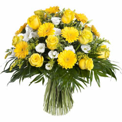 Bouquet rond jaune avec fleurs blanches relevées de verdure