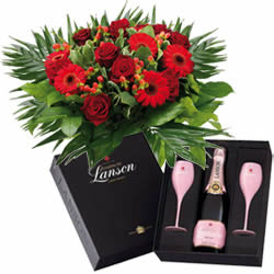 Bouquet d'un rouge intense composé de fleurs mélangées moyennes tiges garni de baies et verdure avec coffret contenant une bouteille de Champagne Lans livraison a Naters