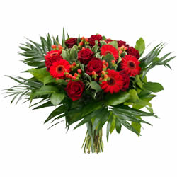 Bouquet d'un rouge intense composé de fleurs mélangées moyennes tiges garni de baies et verdure
