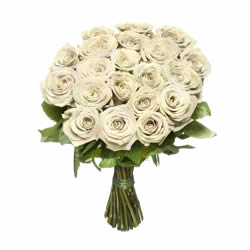 Bouquet de roses blanches à tiges courtes avec garniture livraison a Châtel-St-Denis